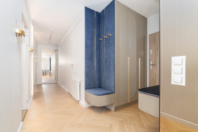 Zabudowa wejścia z siedziskiem — projekt wnętrza ARCHITEKA