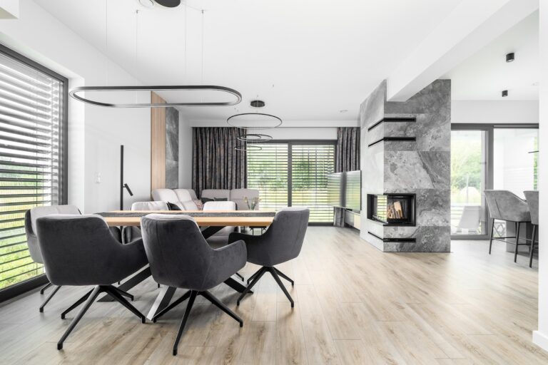 Salon z jadalnią i kominkiem — projekt wnętrza ARCHITEKA